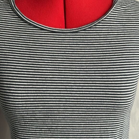 Manguun short sleeve ruffled hem t shirt - Picture 2 of 9